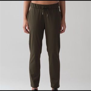 Lululemon: On the Fly 7/8 Dark Green Pants